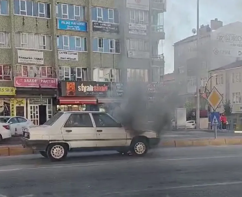 Konya’da trafik ışıklarında bekleyen otomobilde yangın