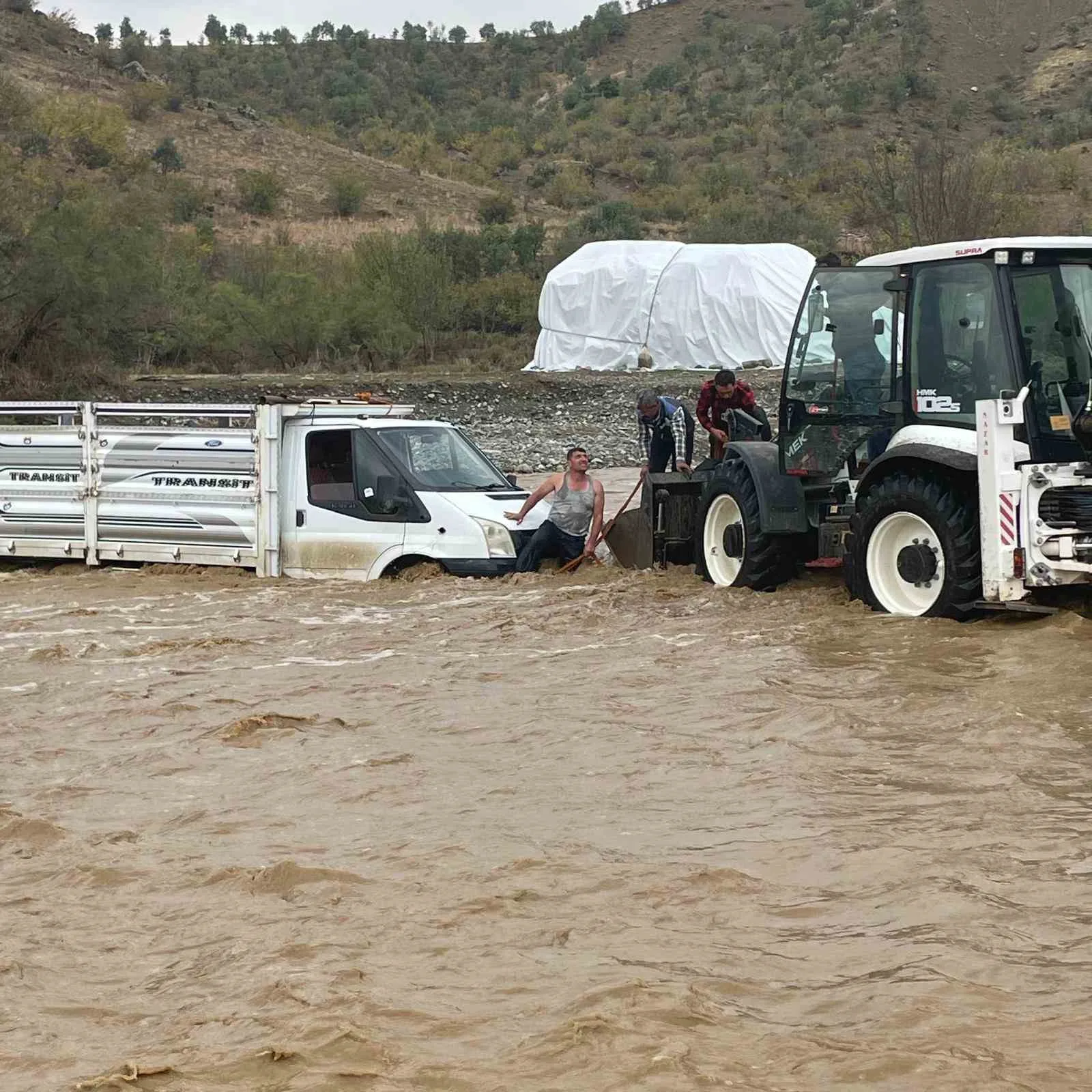 Kulp’ta aşırı yağış sonucu mahsur kalan şoför kurtarıldı