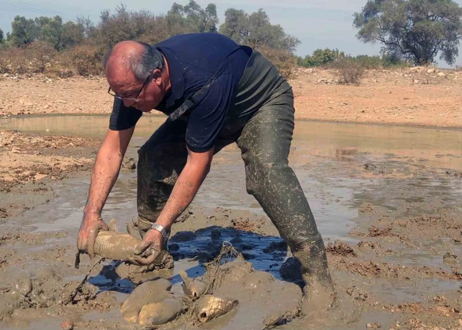 Kuruyan gölette balık kurtarma operasyonu