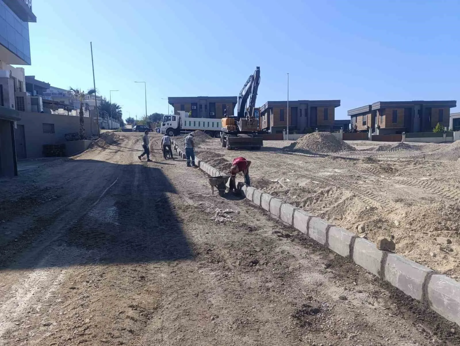 Kuşadası Belediyesi kente yeni yollar kazandırmak için kesintisiz çalışıyor