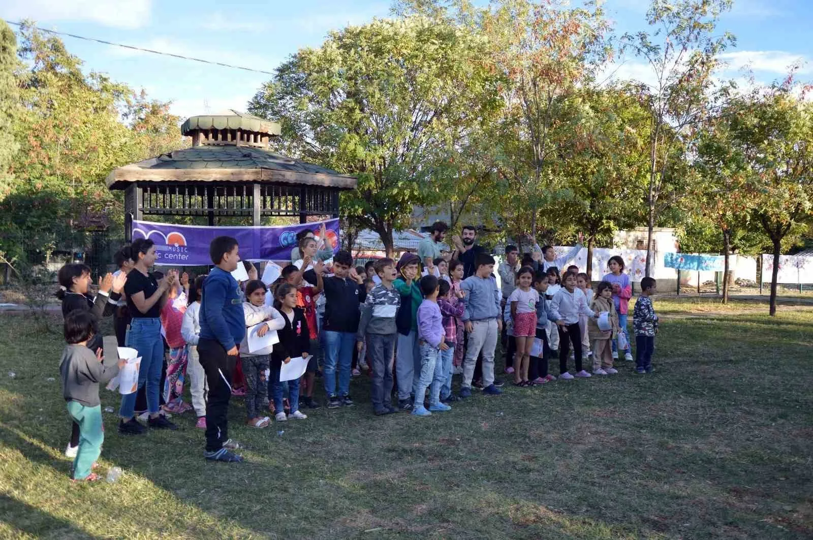 Lice’de çocuklar için müzik ve resim atölyesi etkinliği