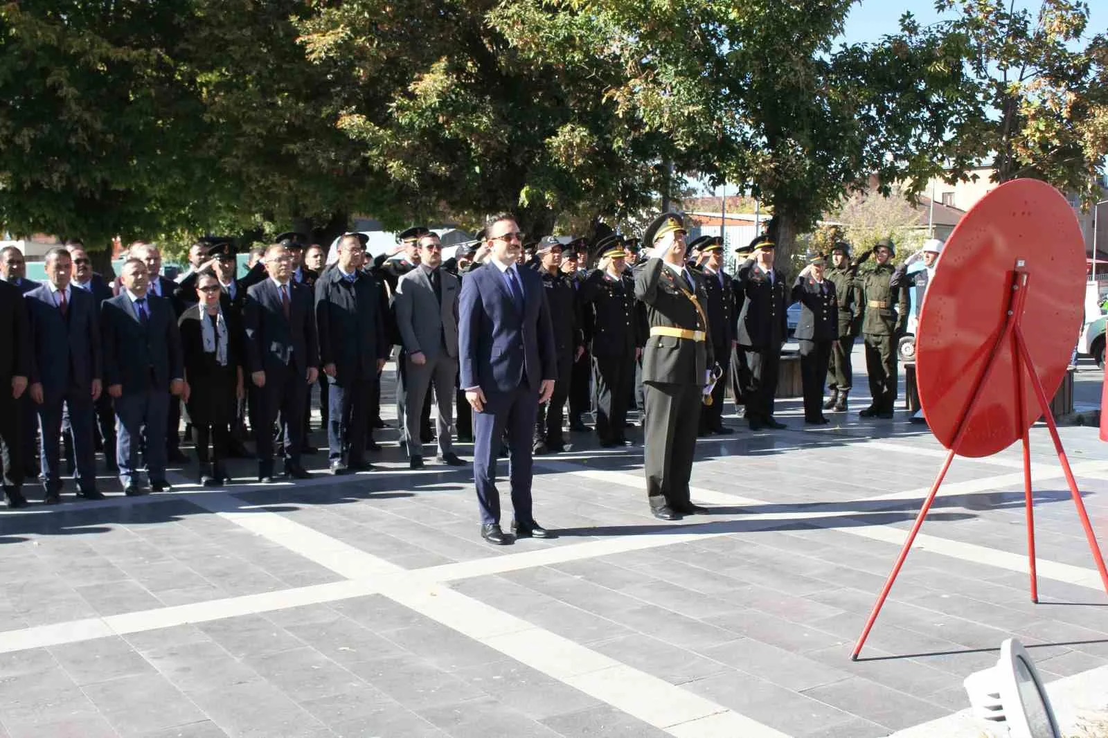 Malazgirt’te 29 Ekim Cumhuriyet bayramı çelenk koyma töreni yapıldı