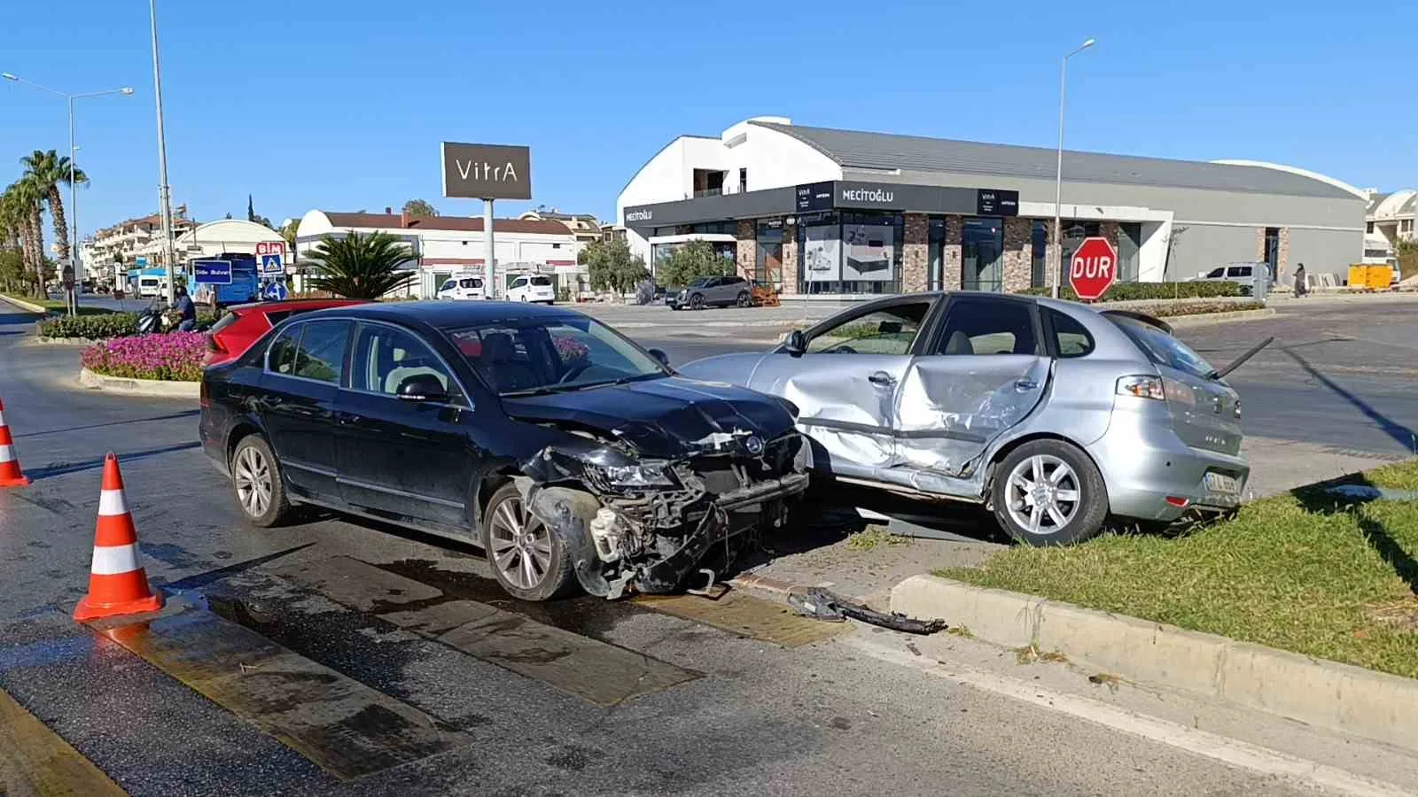 Manavgat’ta çarpışan otomobiller levhaları yıktı: 3 yaralı