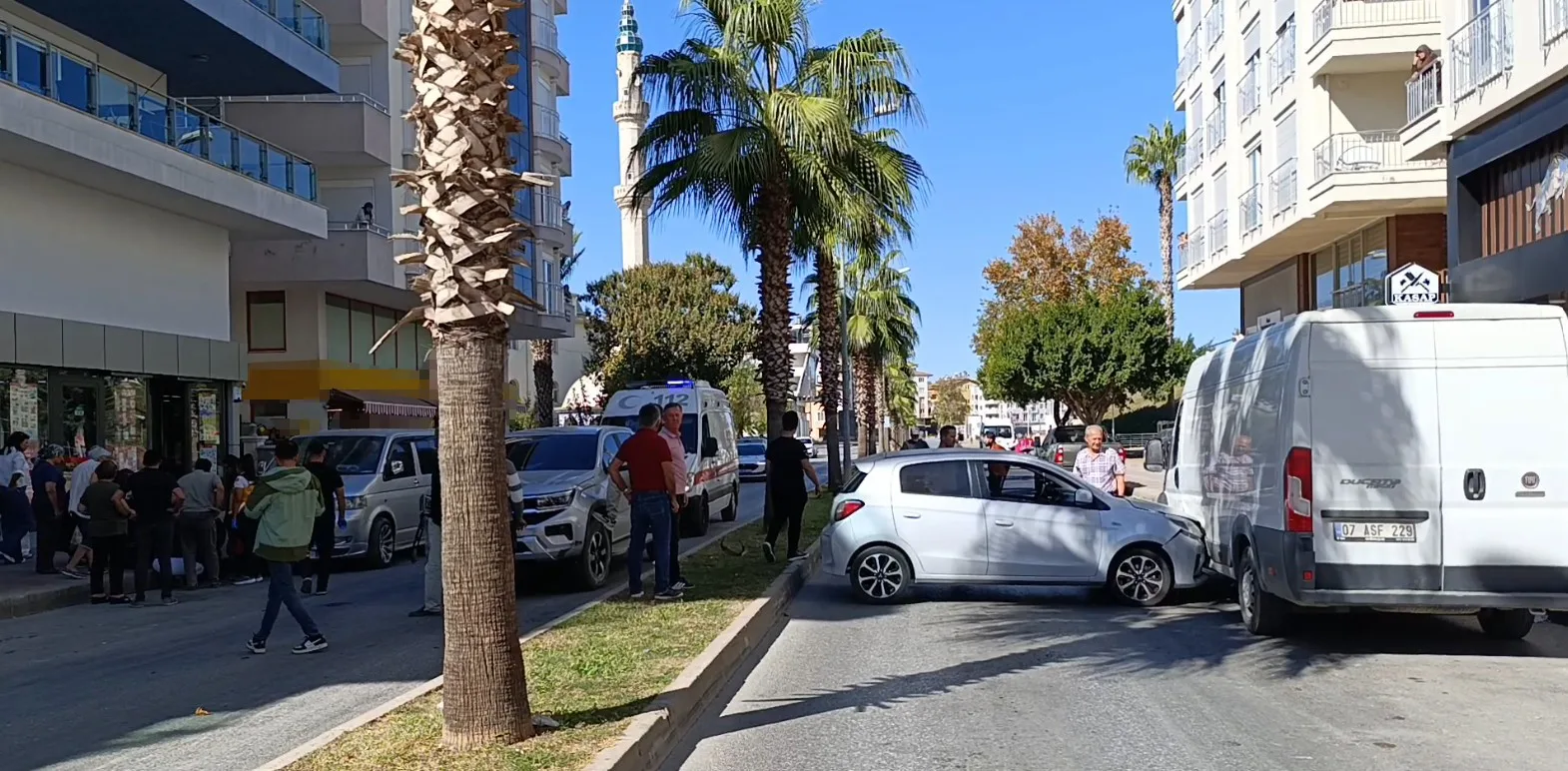 Manavgat’ta kamyonet ile otomobil çarpıştı: 2 yaralı