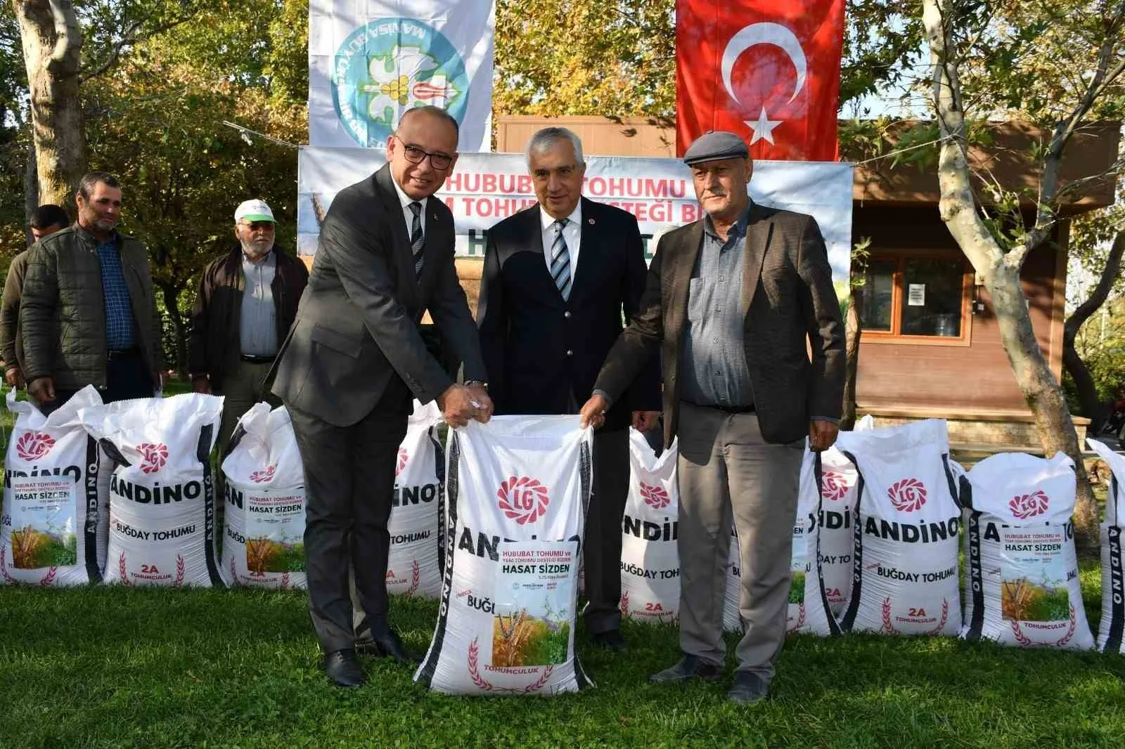 Manisa Büyükşehir’in tohum desteği devam ediyor