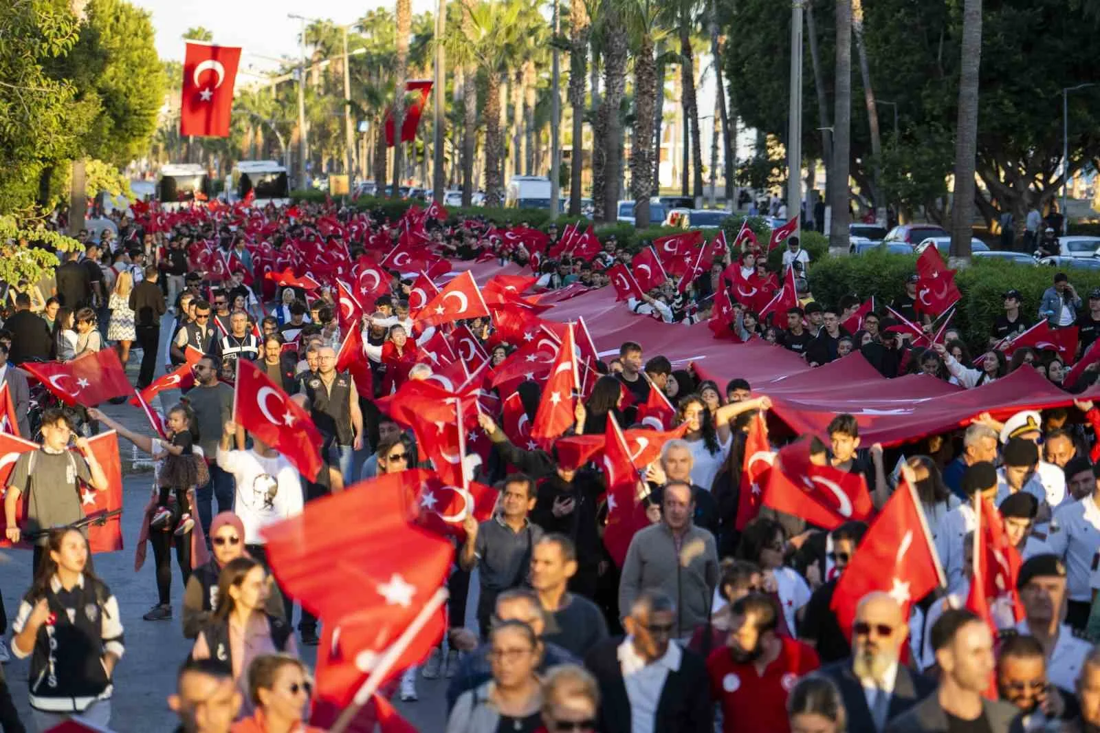 Mersin’de 101 metre uzunluğunda Türk bayrağıyla yürüyüş yapıldı