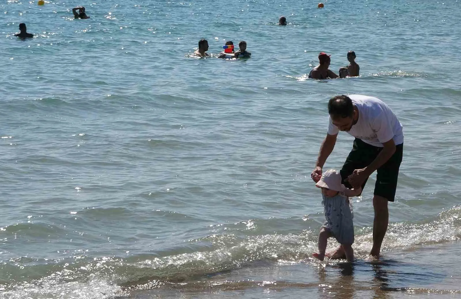 Mersin’de sahiller, sakinliği sevenlere kaldı