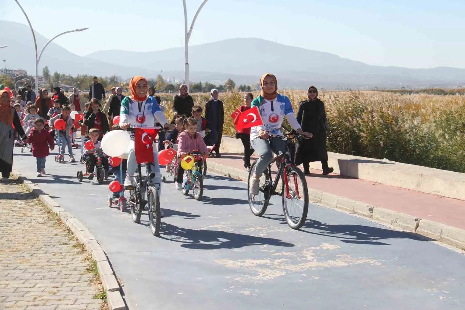 Minik öğrenciler cumhuriyetin 101. yıldönümü için pedal çevirdi