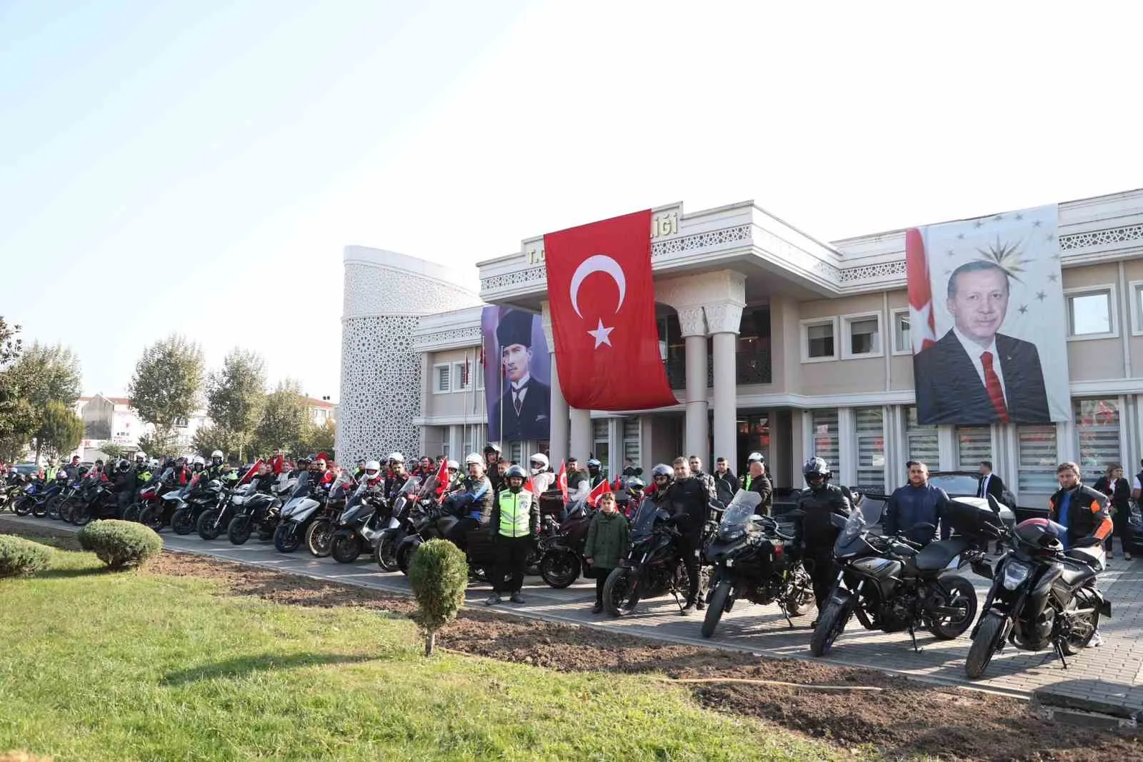 Motosiklet turuna yüzlerce kişi katıldı