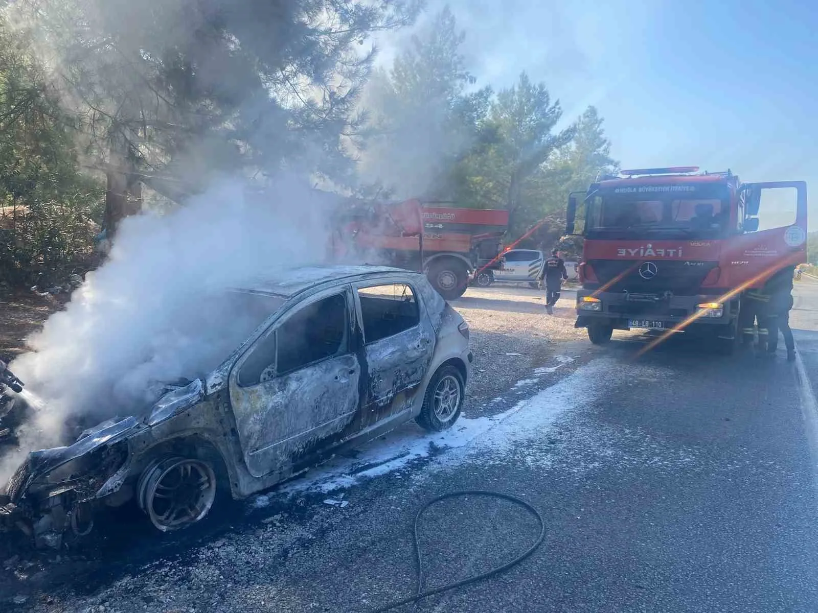 Muğla’daki yangında otomobil küle döndü