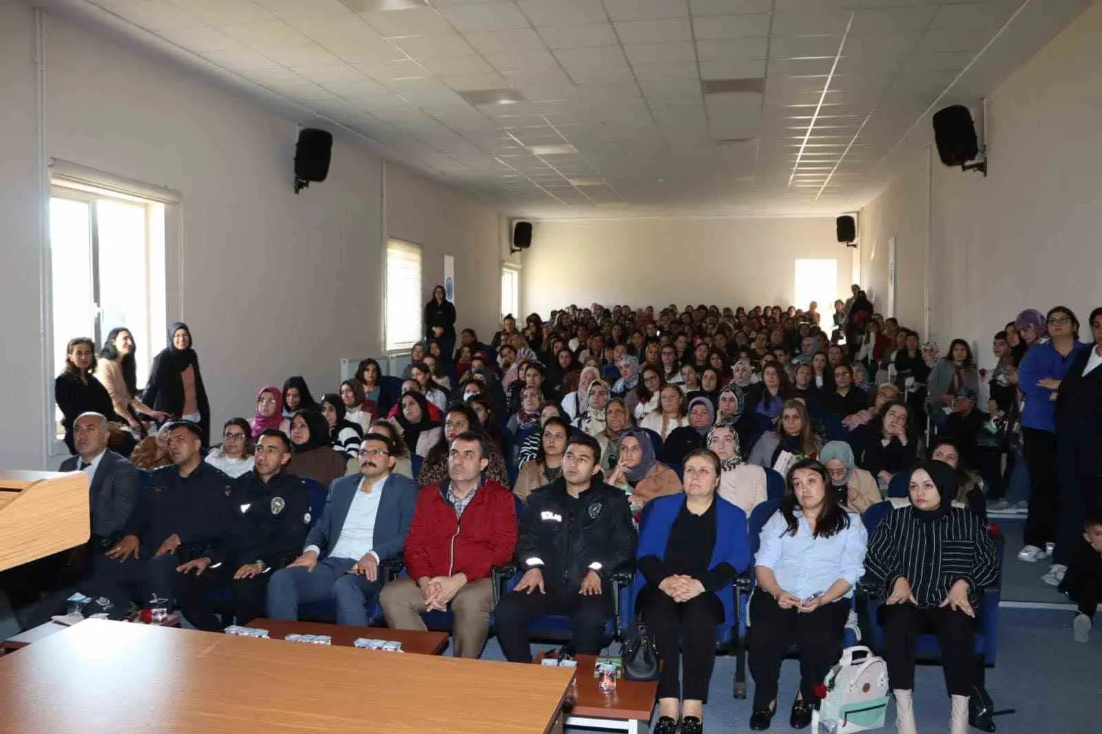 Öğrenci ve velilere uyuşturucu ile mücadele anlatıldı