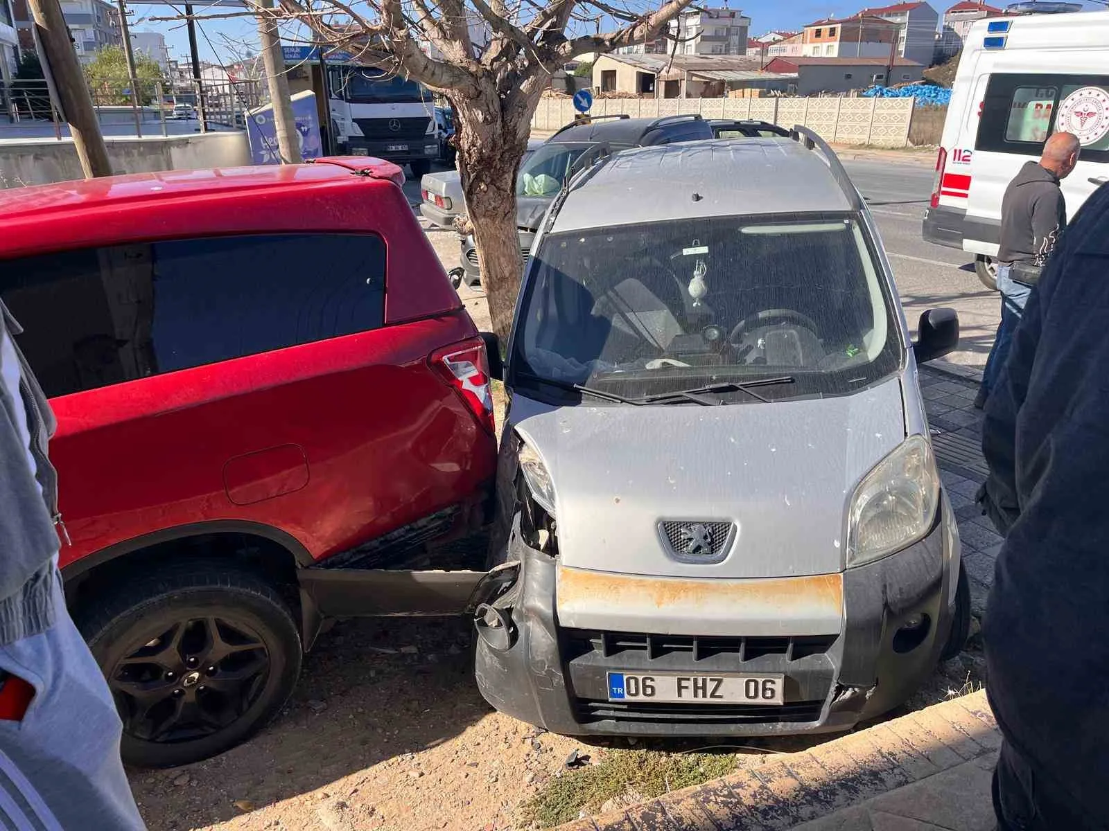 TEKİRDAĞ’IN KAPAKLI İLÇESİNDE MEYDANA GELEN KAZADA, ARAÇ SÜRÜCÜSÜ YARALANDI. KAZA,