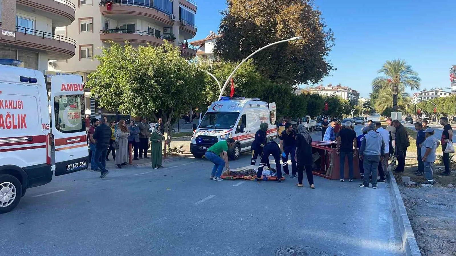 Otomobil, orta refüjdeki yaya geçidini kullanan akülü motosiklete çarptı: 2 yaralı