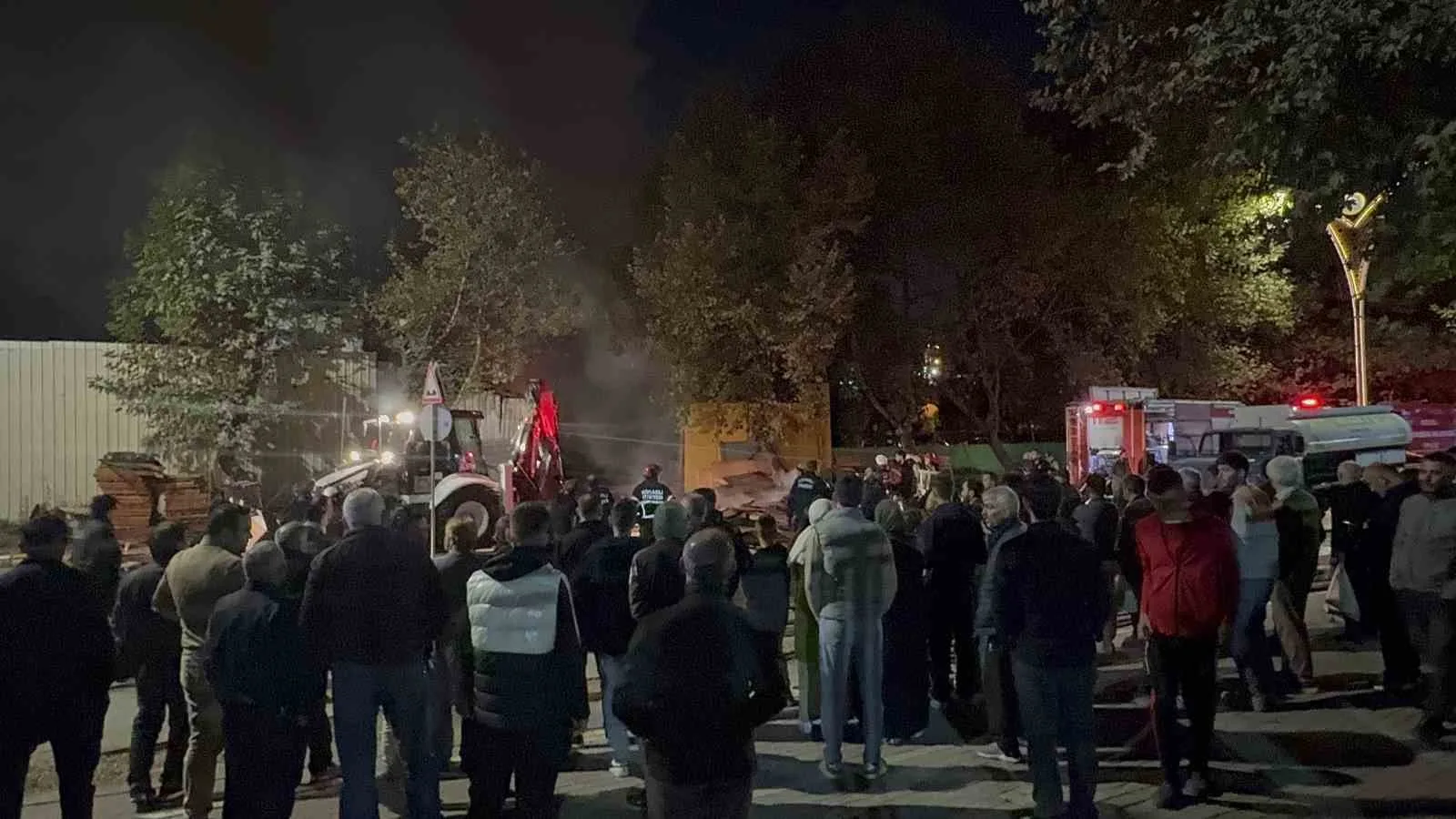 Palet deposunda çıkan büyük yangın 1 saatte söndürüldü