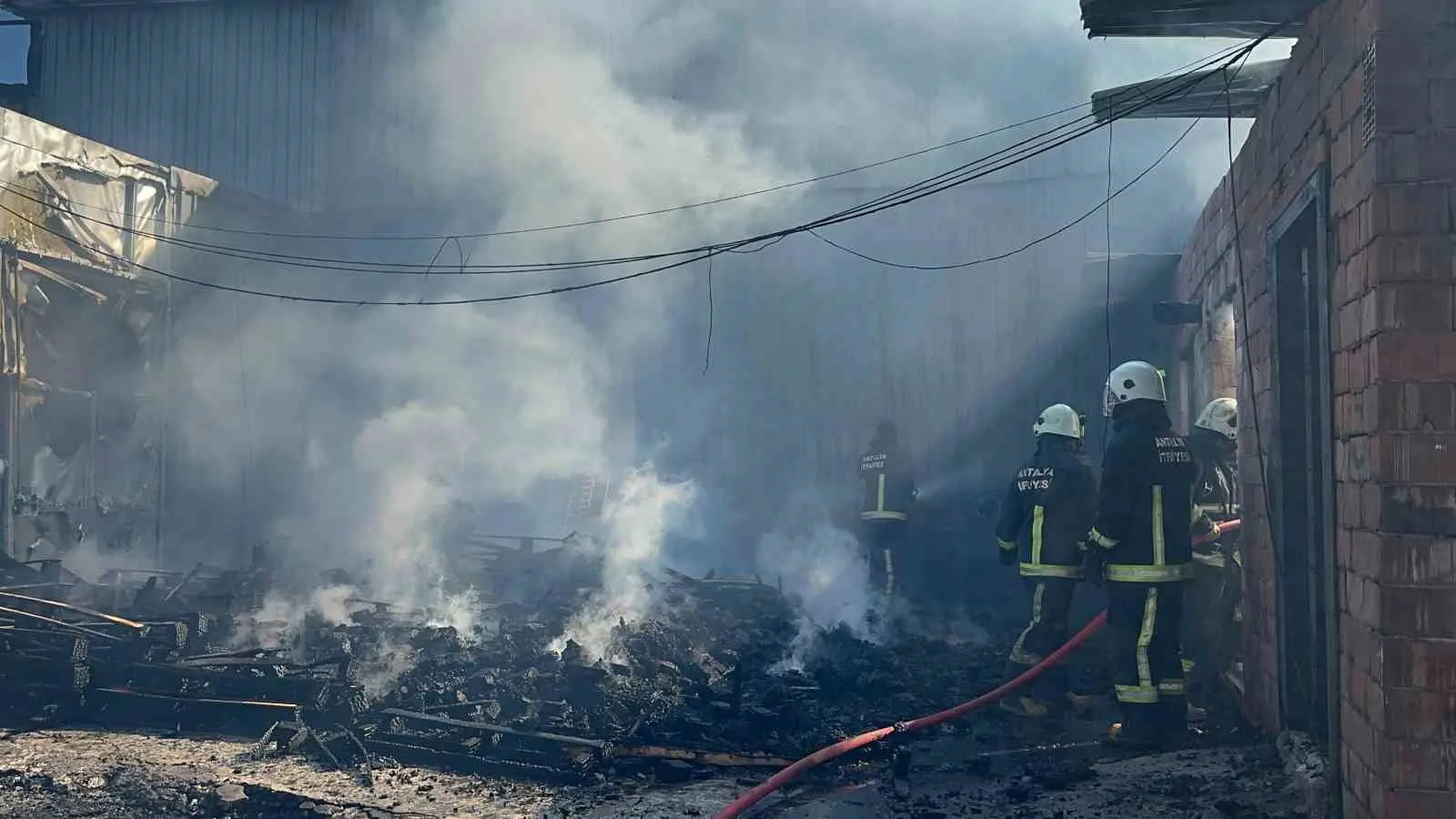 Palet üretim tesisinde korkutan yangın: 1 kişi dumandan etkilendi