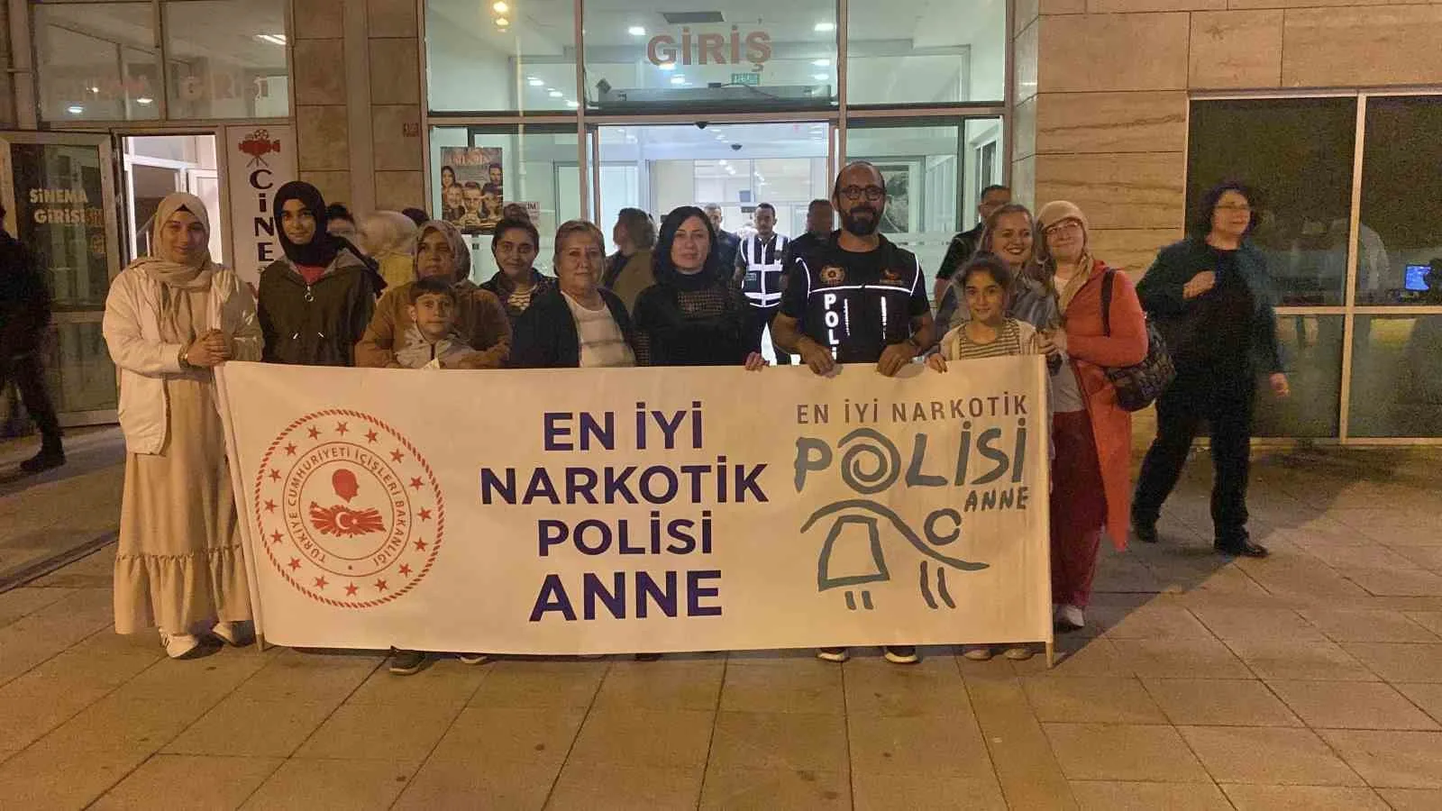 Polis ekiplerinden “En İyi Narkotik Polisi Anne” sunumu