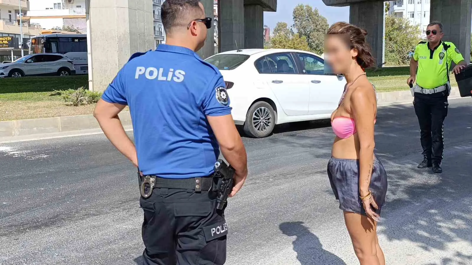 Polis ekiplerinin trafikteki bikinili genç kadınla imtihanı