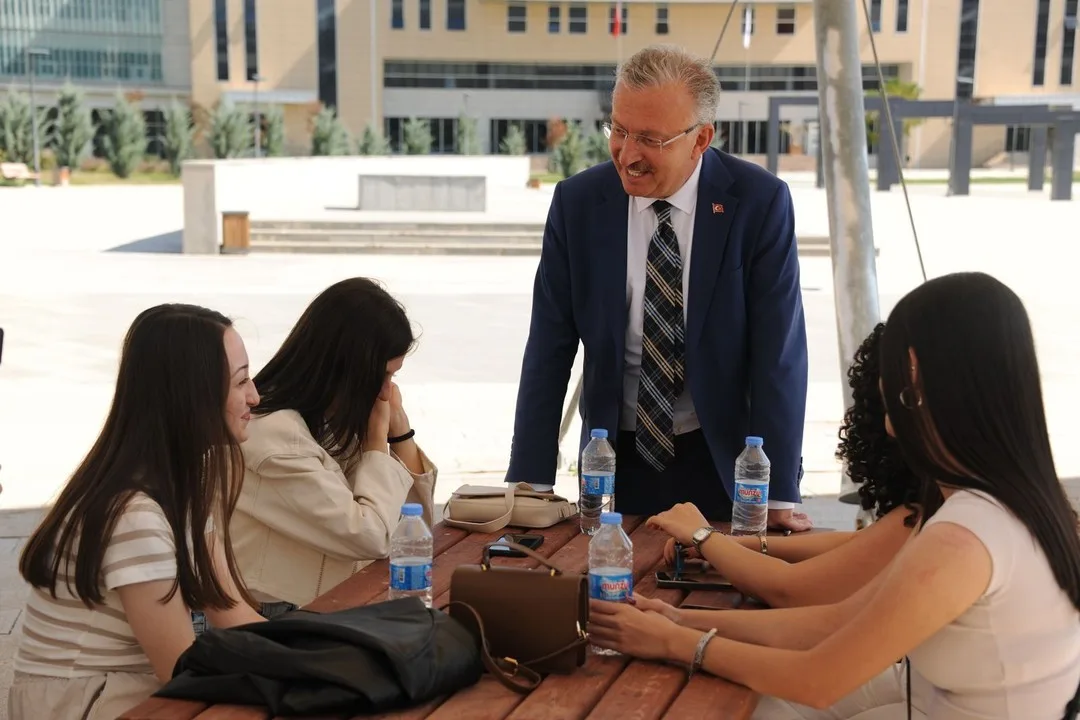 Rektör Levent, yeni eğitim-öğretim dönemi haftasında öğrencilerle buluştu