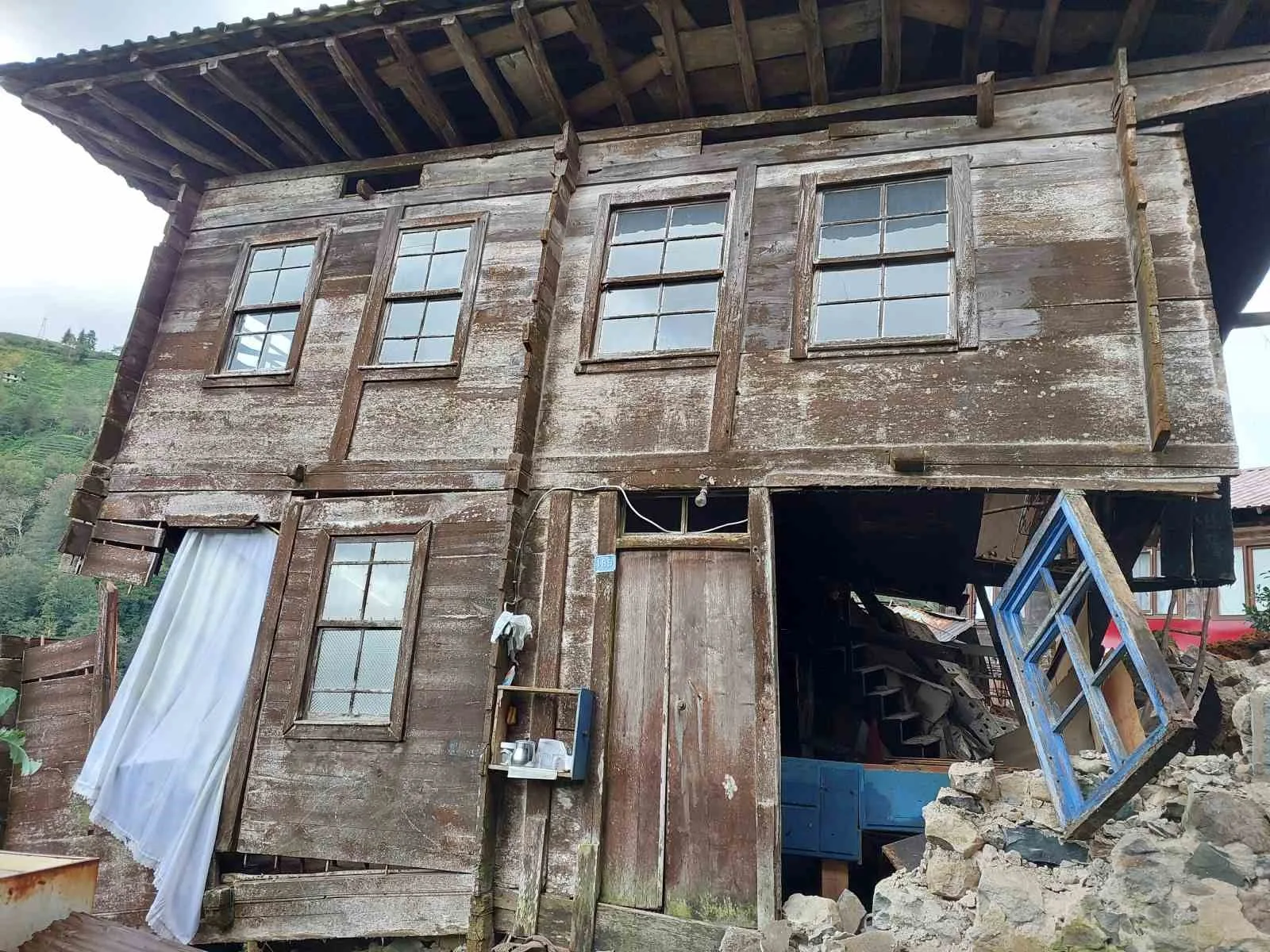 Rize’de asırlık ahşap ev heyelana yenik düştü