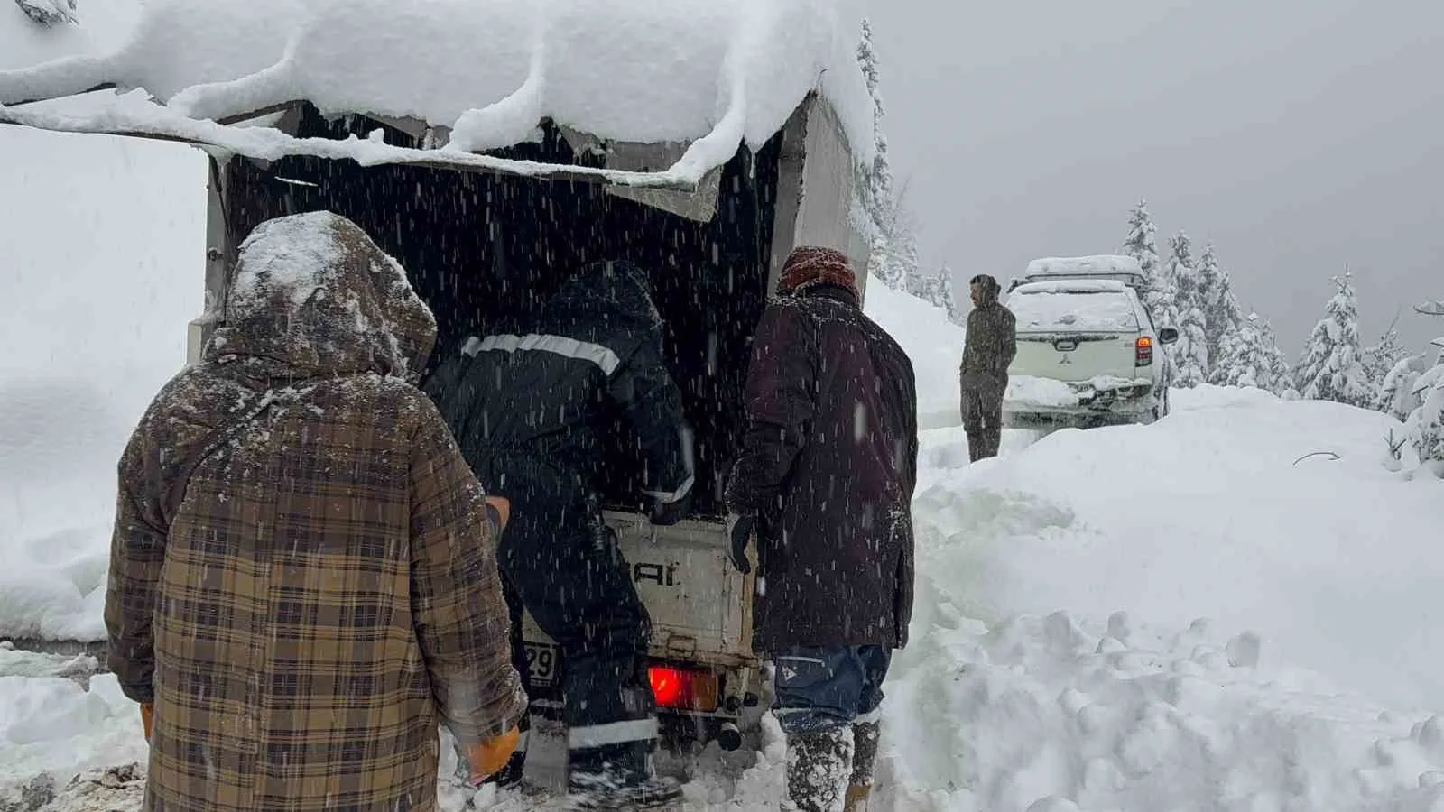 Rize’de kar nedeniyle yaylalarda mahsur kalan yaylacılar hayvanları ile birlikte kurtarıldı