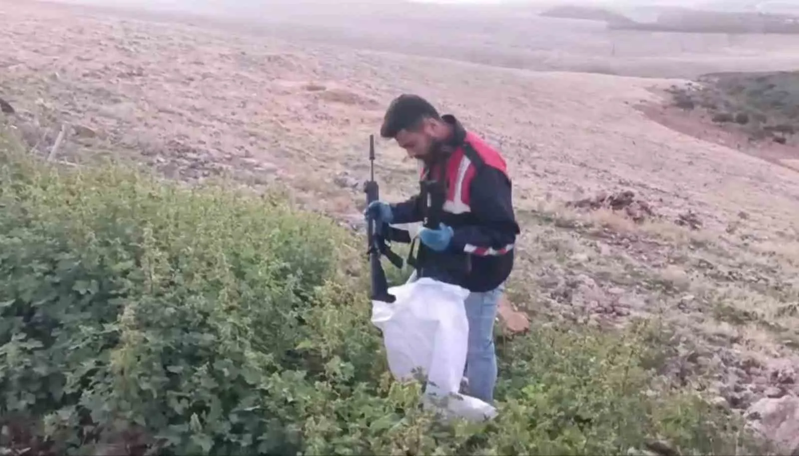 Şanlıurfa’da silah kaçakçılığı operasyonunda jandarma cephanelik ele geçirdi: 4 gözaltı