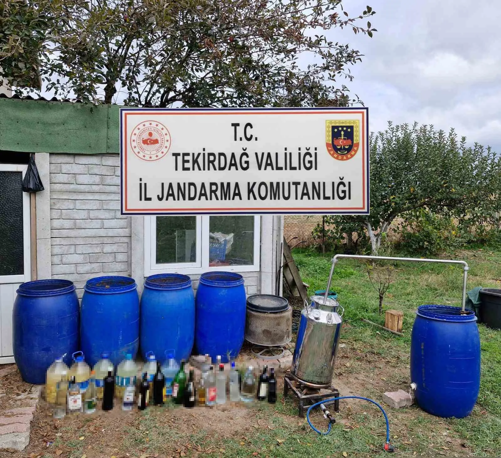 TEKİRDAĞ’IN SARAY İLÇESİNE BAĞLI ÇUKURYURT MAHALLESİ'NDE BAĞ EVİNDE KAÇAK RAKI