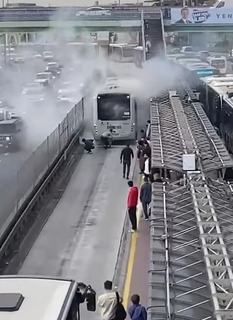 İSTANBUL SEFAKÖY METROBÜS DURAĞINDA