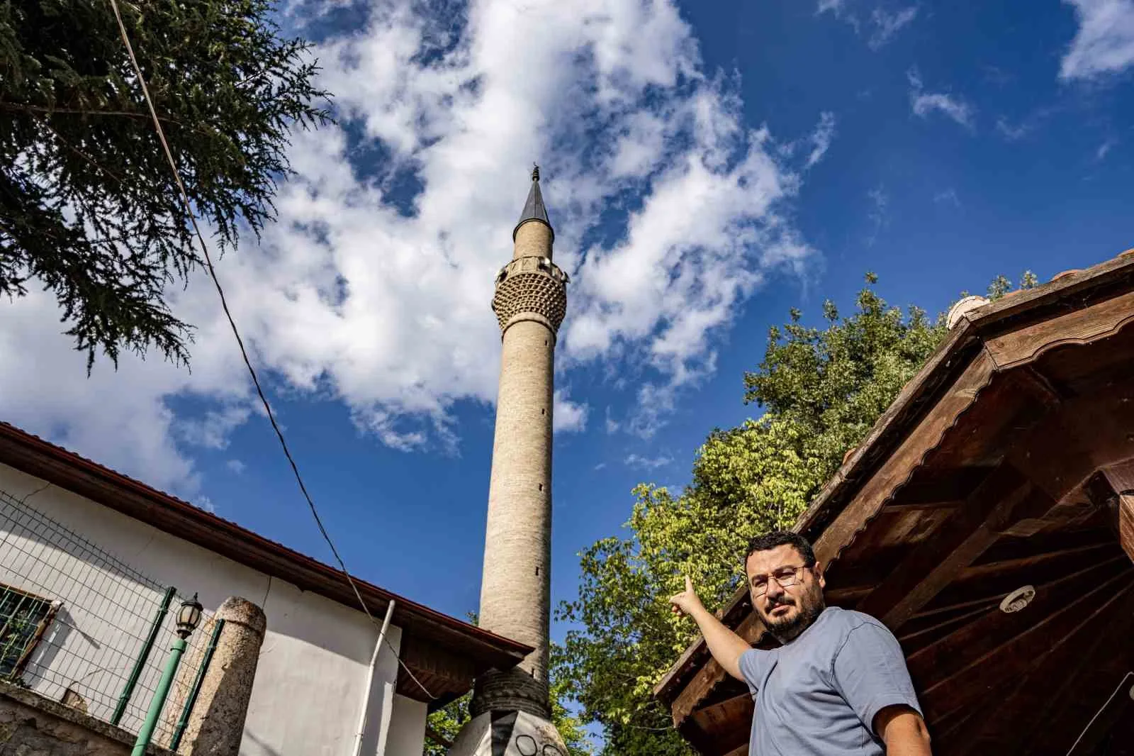 Sekiz asırlık cami aslına çevriliyor