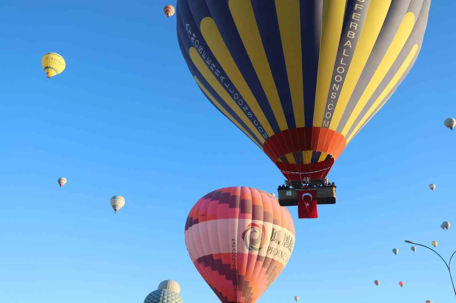 Sıcak hava balonları Türk Bayrakları ile havalandı