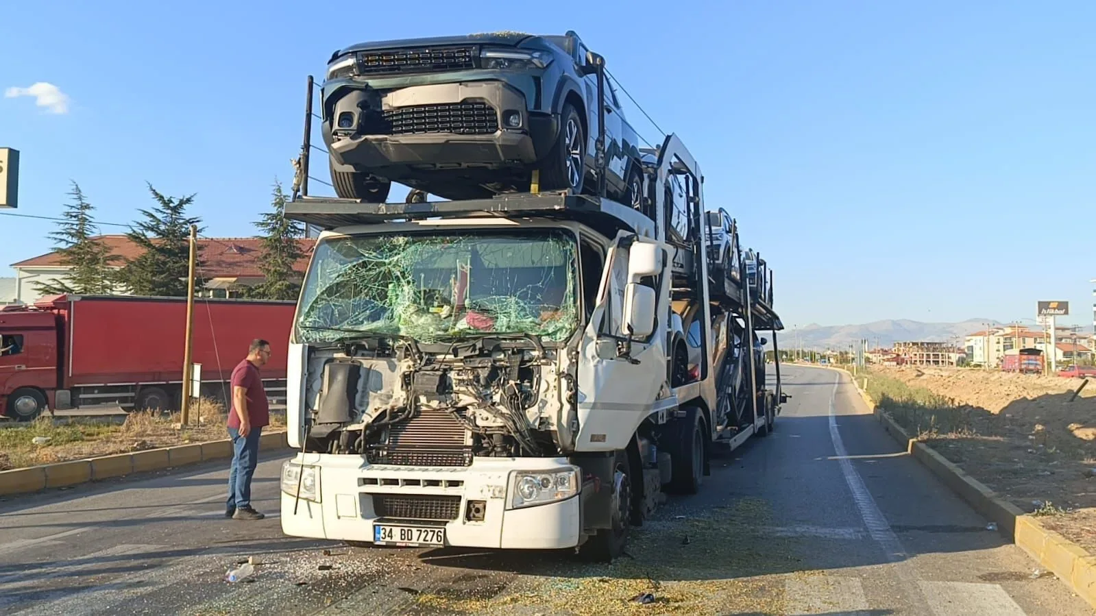 Sıfır kilometre SUV araçları taşıyan tır önündeki tıra çarptı: 2 yaralı