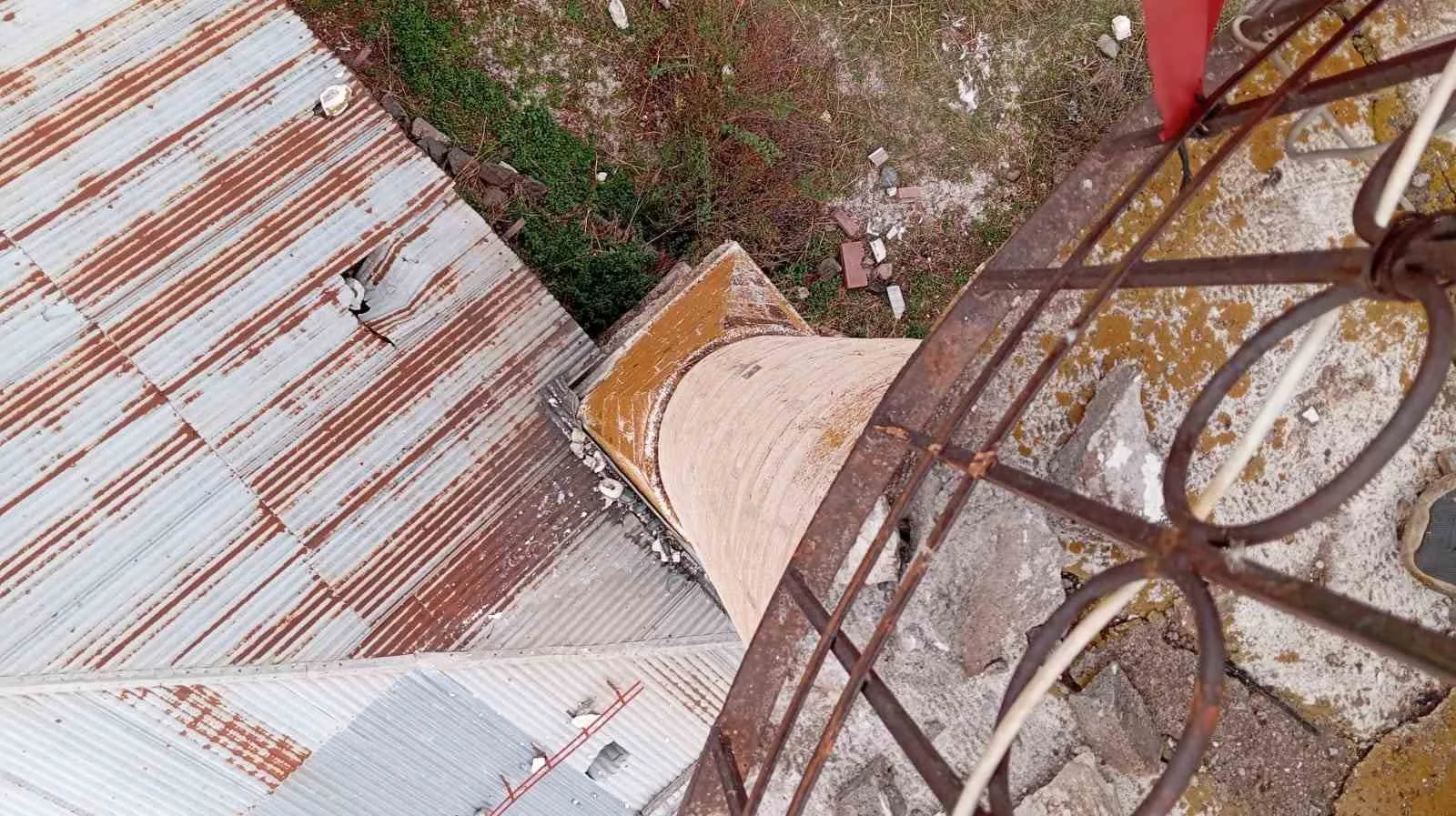 Sivas’ta cami minaresine yıldırım düştü