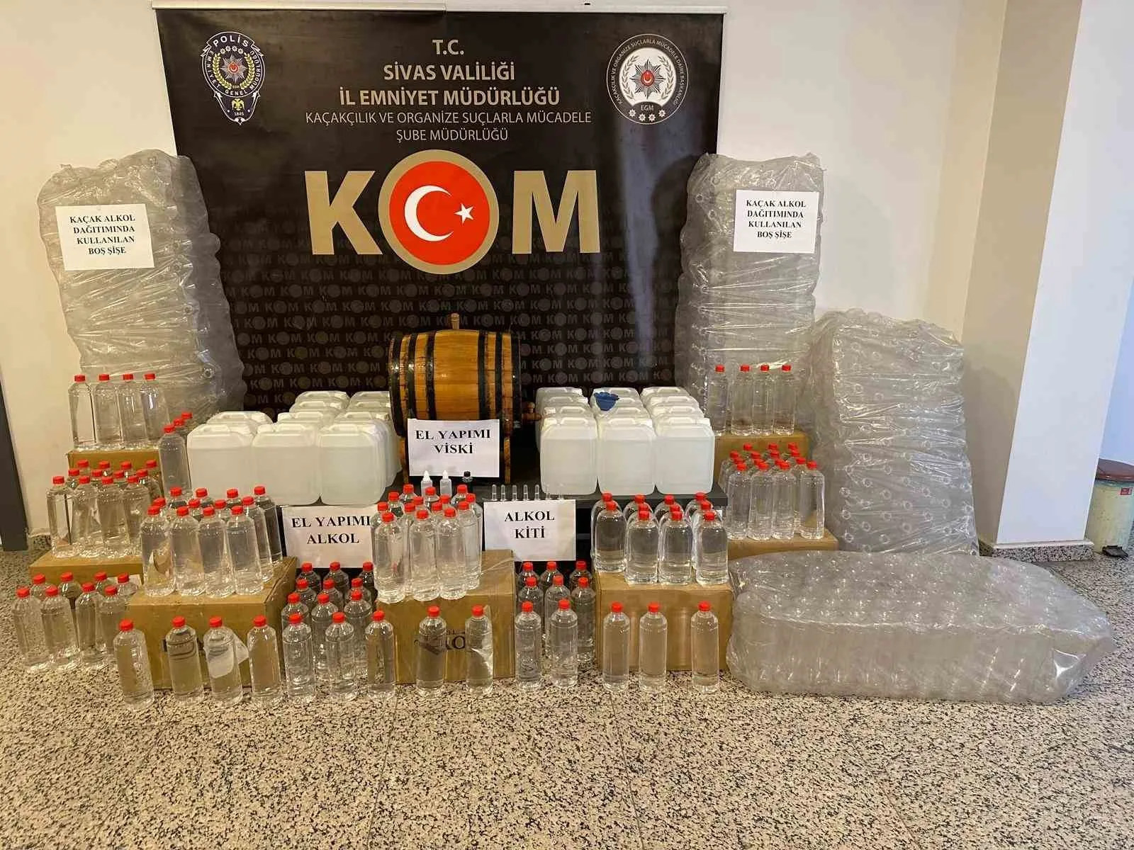 Sivas’ta içki yapımında kullanılan 215.5 litre kaçak sahte alkol ele geçirildi