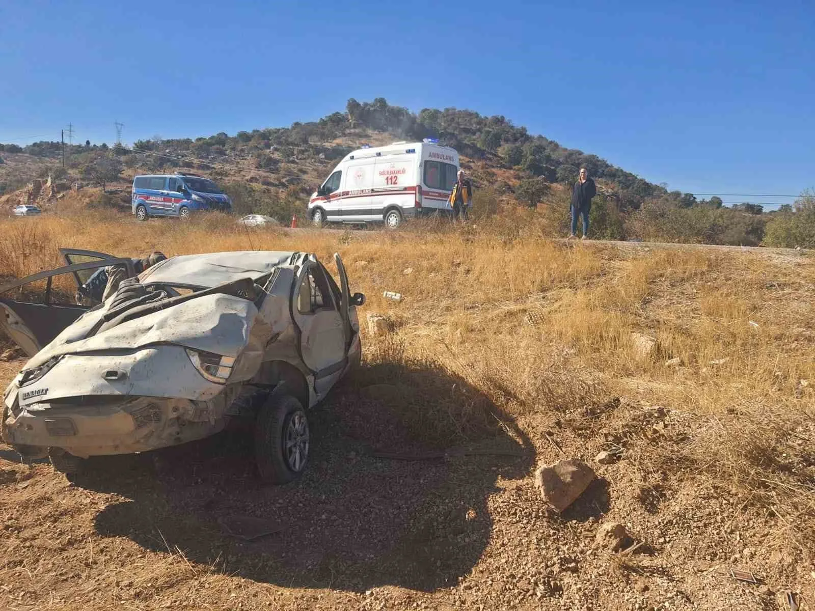 Takla atarak şarampole yuvarlanan otomobildeki 3 kişi yaralandı