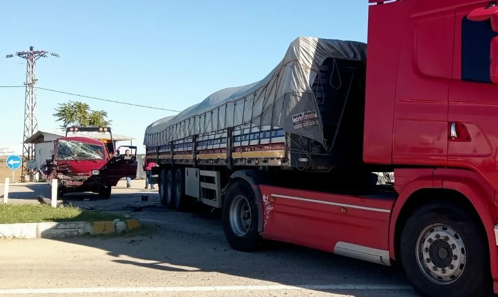 TEKİRDAĞ'IN HAYRABOLU İLÇESİNDE PANALVEN ARACIN TIR'A ARKADAN ÇARPMASI SONUCU 12