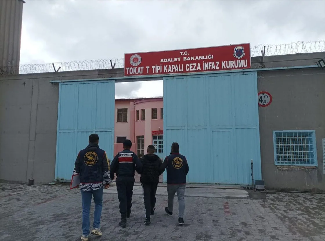 Tokat’ta çeşitli suçlardan aranan iki kişi yakalandı