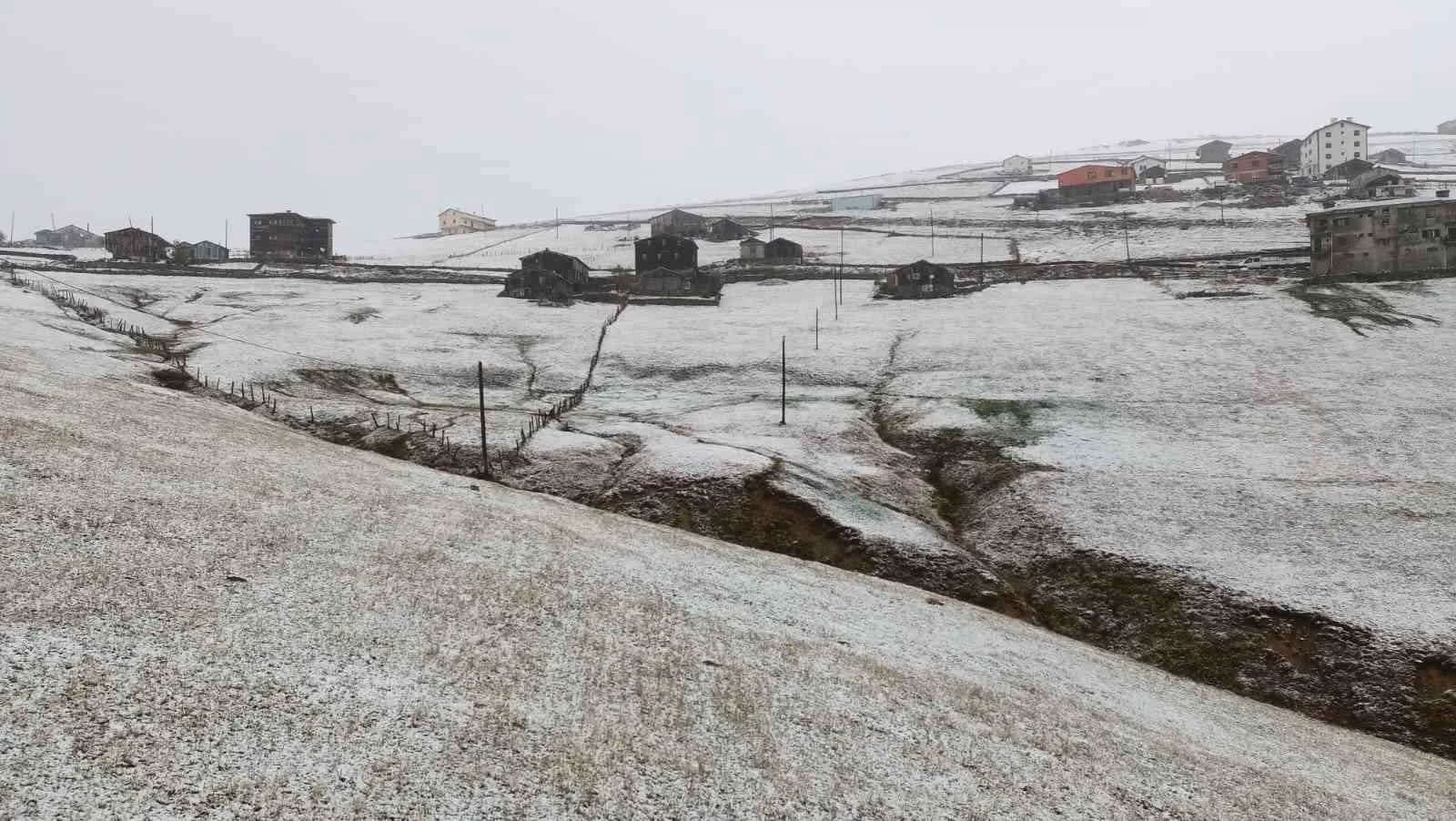 Trabzon yaylalarına mevsimin ilk karı düştü