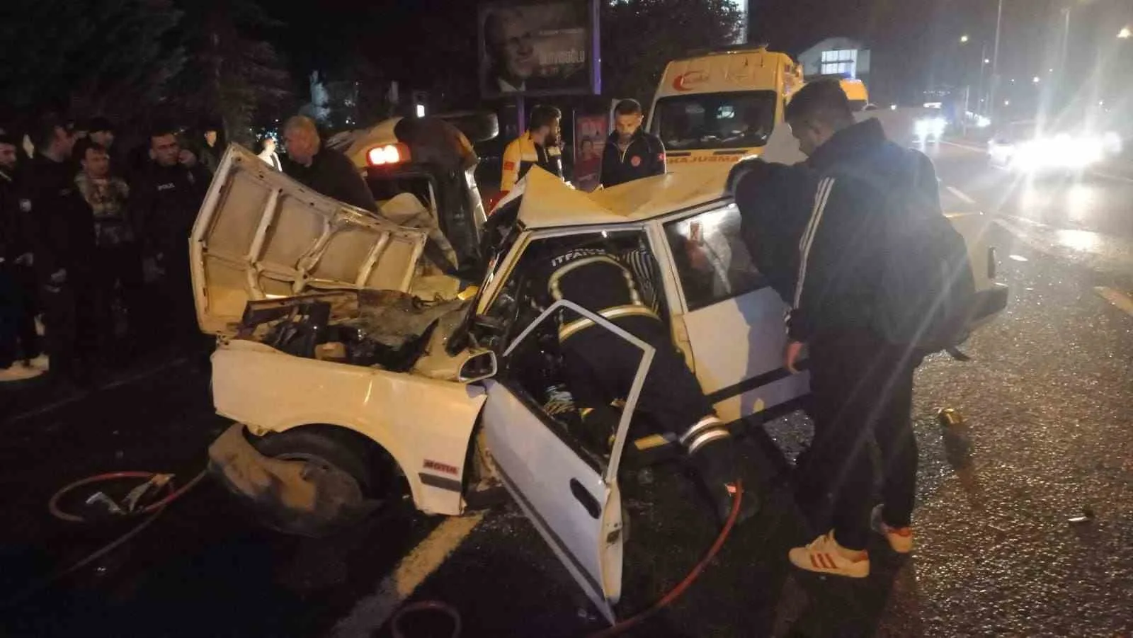 Trafik kazasında Tofaş otomobil hurdaya döndü: 4 yaralı