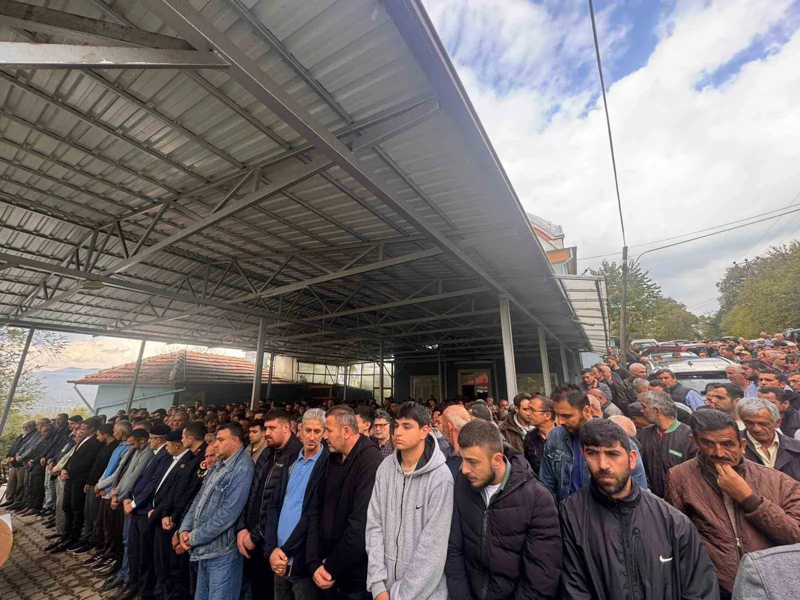 Trafik kazasında yanarak ölen futbolcu toprağa verildi