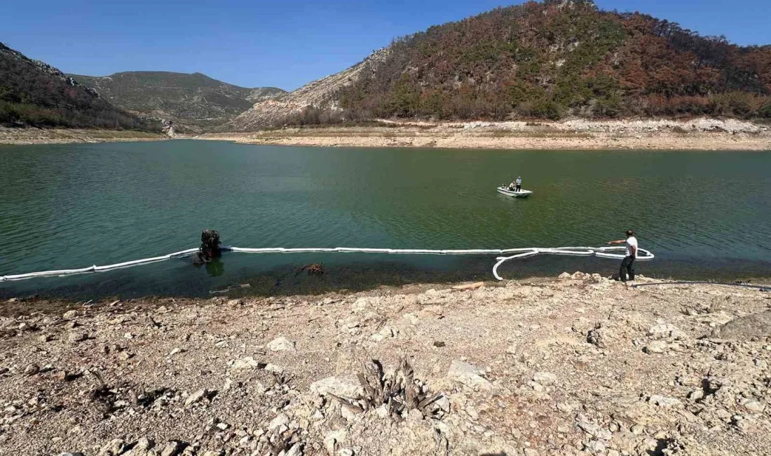 TRAKTÖR BARAJA DEVRİLDİ, ALTINDA