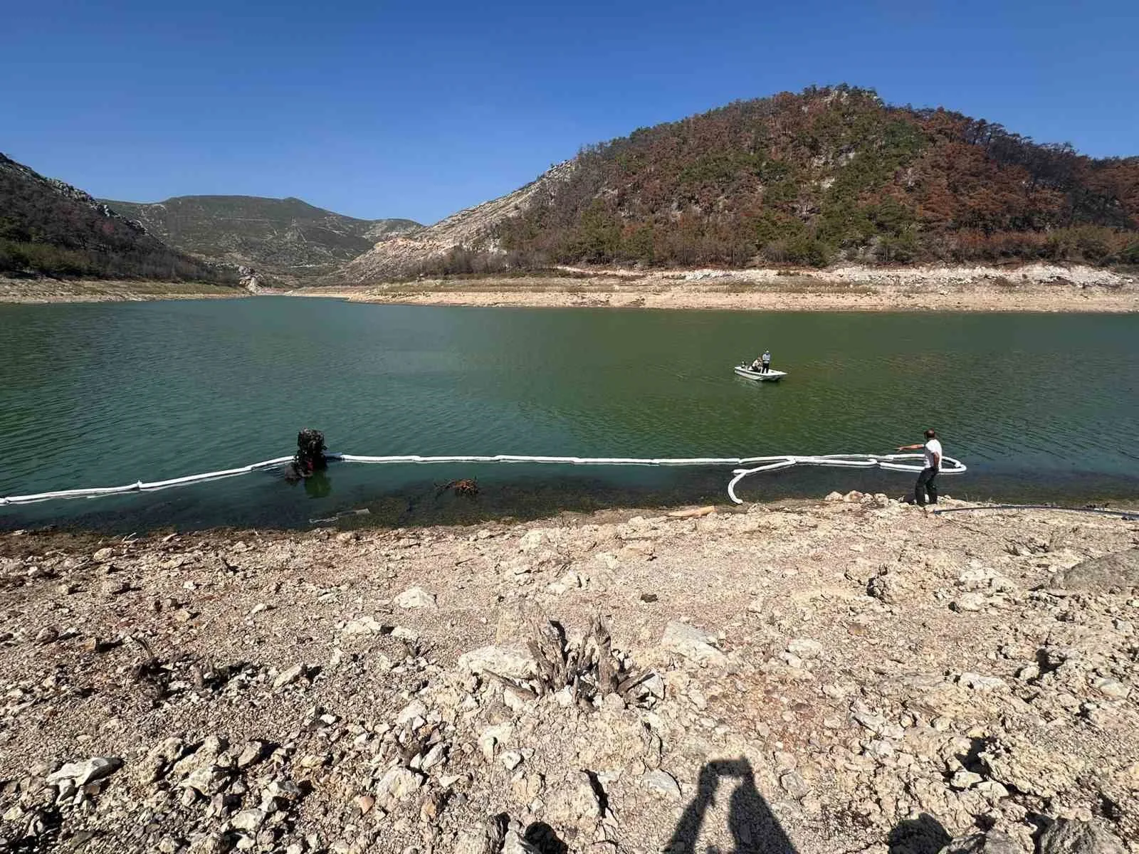 Traktör baraja devrildi, altında kalan sürücü öldü