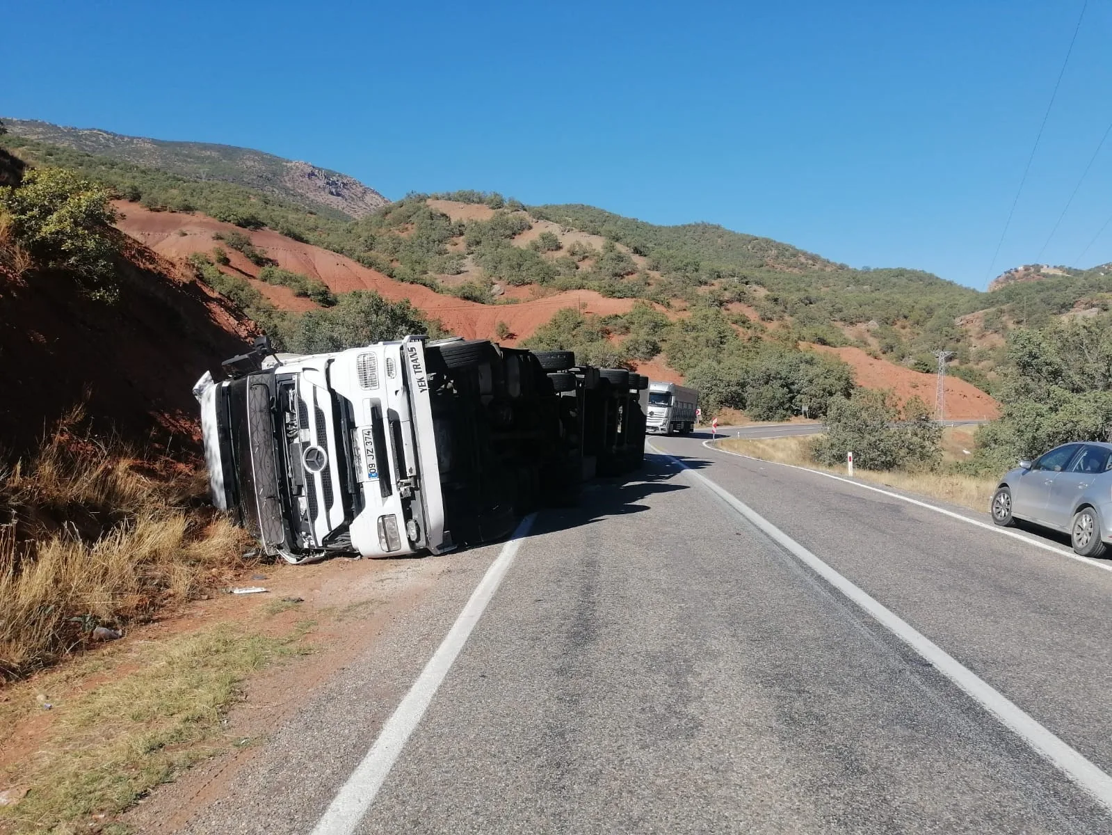 Tunceli’de tır devrildi: 1 yaralı