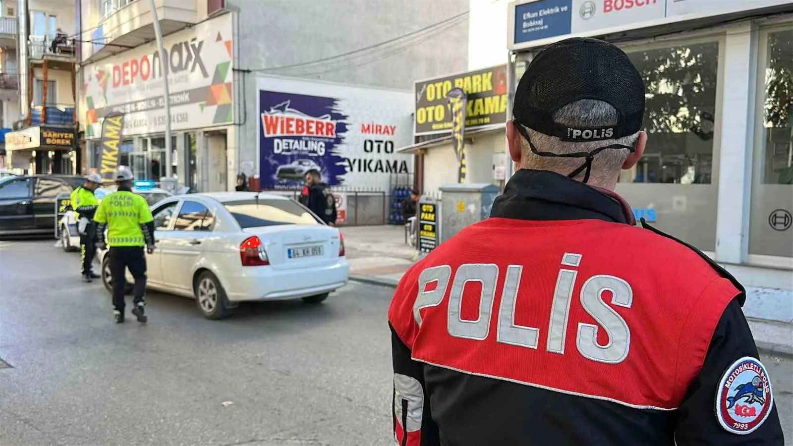 UŞAK İL EMNİYET MÜDÜRLÜĞÜNE BAĞLI EKİPLERCE KENTİN BELLİ NOKTALARINDA ARAÇLAR