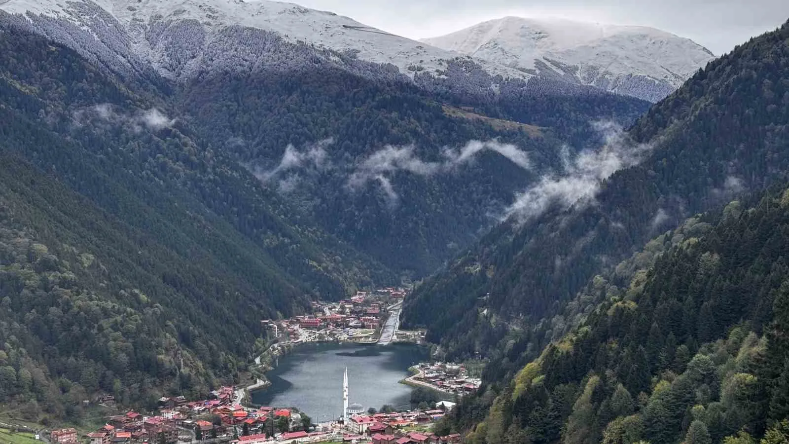 Uzungöl’ün yüksekleri beyaz örtüyle kaplandı