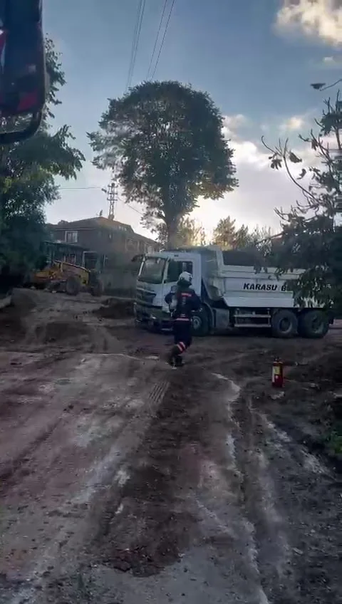 Yol çalışmasında doğal gaz borusu delindi, ekiplerin erken müdahalesi faciayı önledi