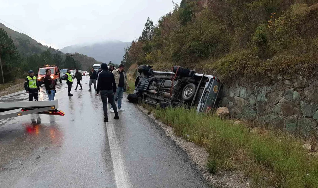 BOLU’DA YAĞIŞIN ETKİSİYLE KAYGANLAŞAN