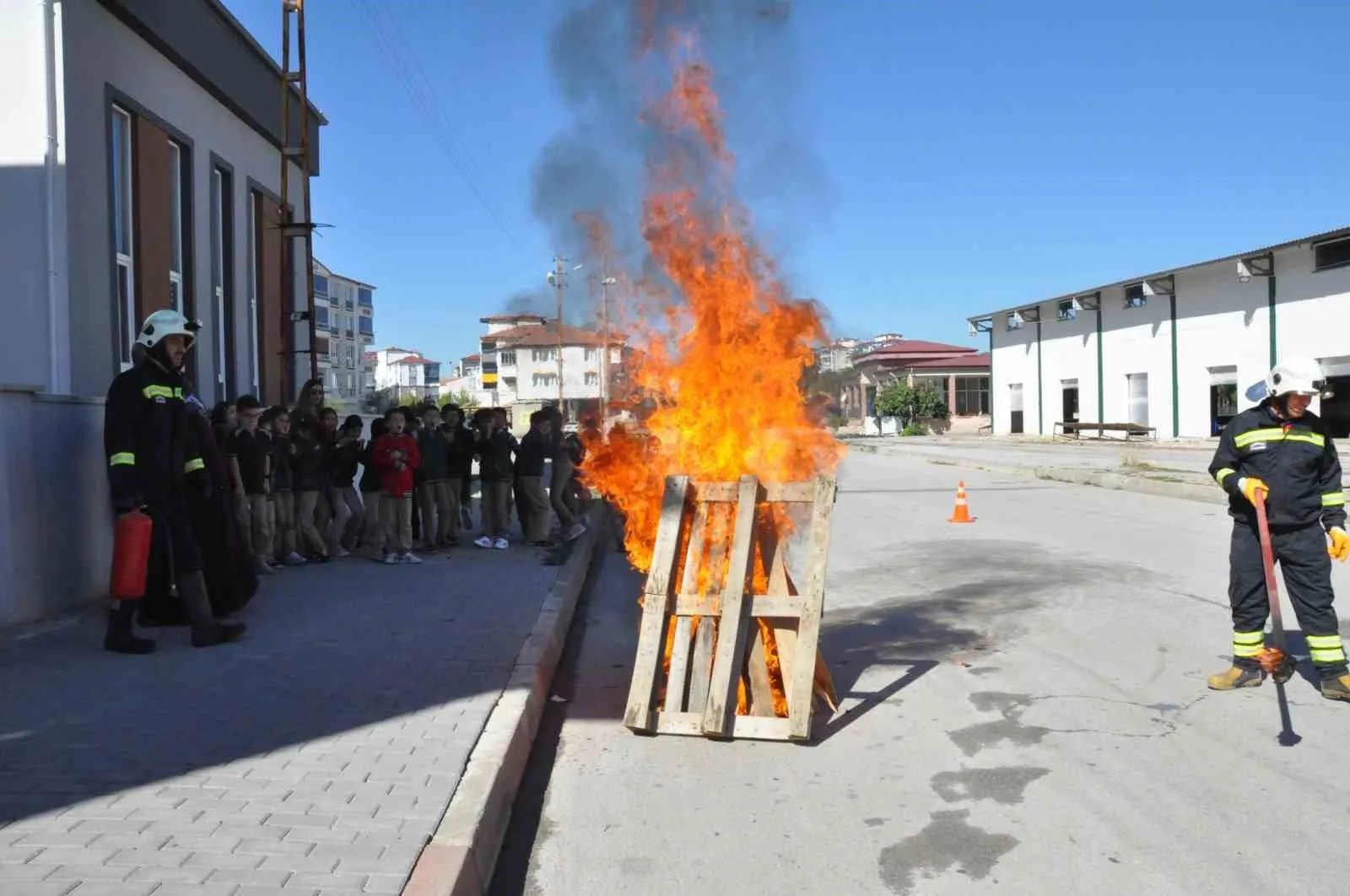 Yozgat’ta öğrencilere yangına müdahale eğitimi verildi