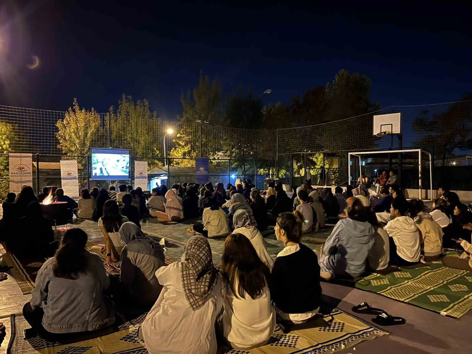 Yurt öğrencilerine açık hava sineması