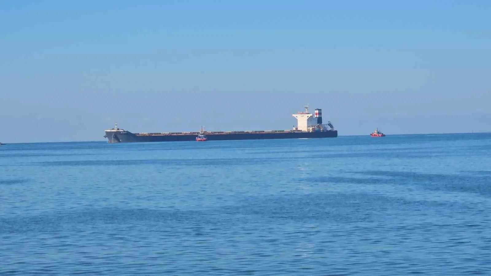 Zonguldak’ta yük gemisi karaya oturdu