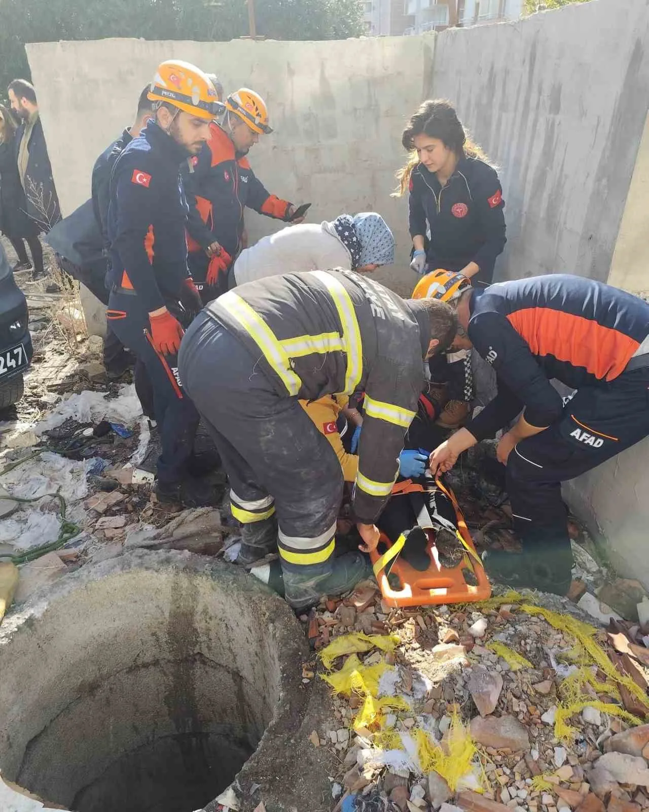 10 metre derinliğindeki kuyuya düşen kadın kurtarıldı