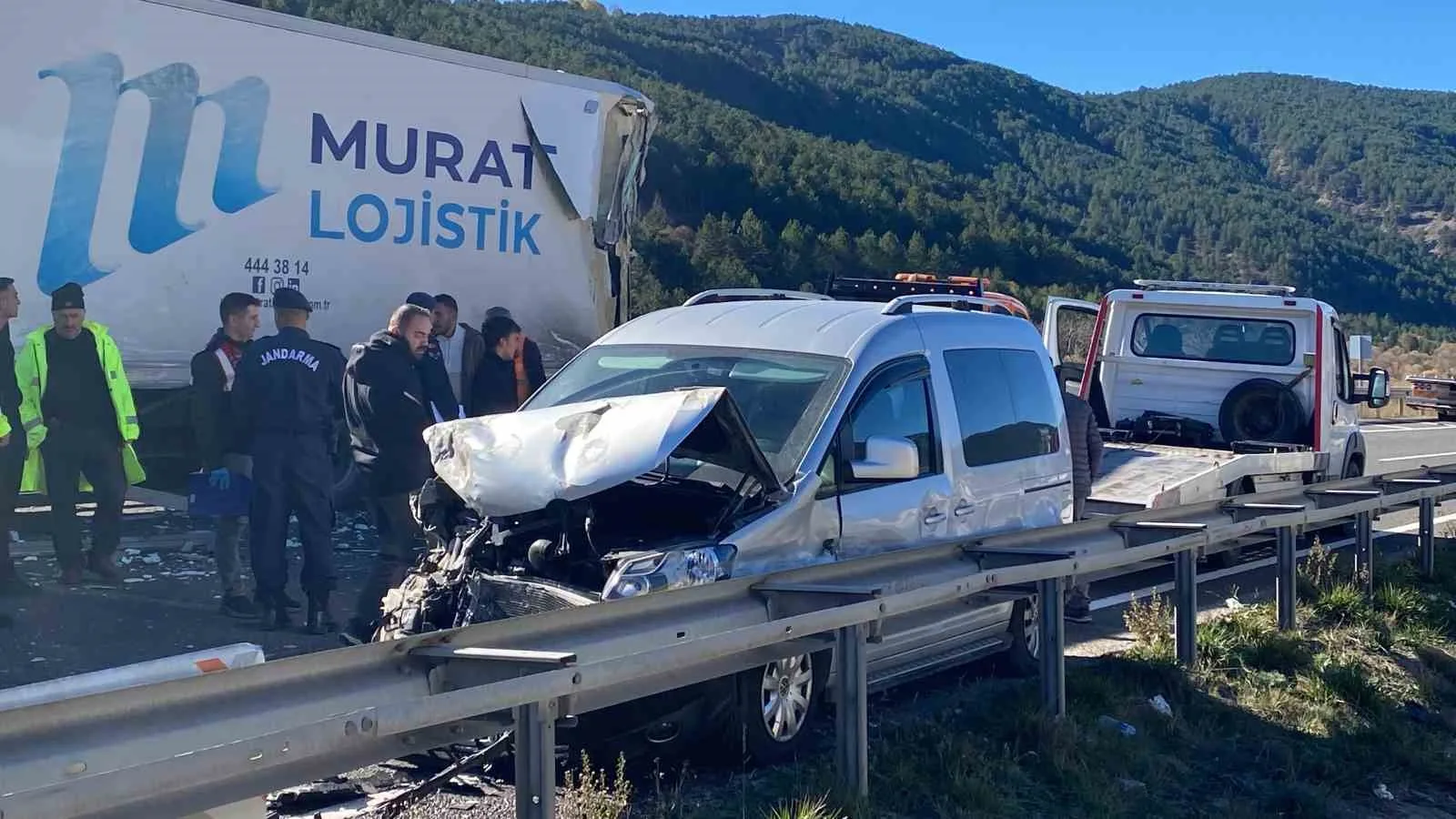 14 kişinin yaralandığı kaza sebebiyle kapanan D100 yeniden trafiğe açıldı